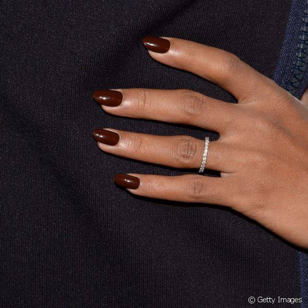 O formato redondo das unhas de Kerry Washington combina com o estilo delicado de suas roupas
